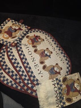 Vintage Honey Bear Quilted Placemat Set in Cream, Navy & Burgundy